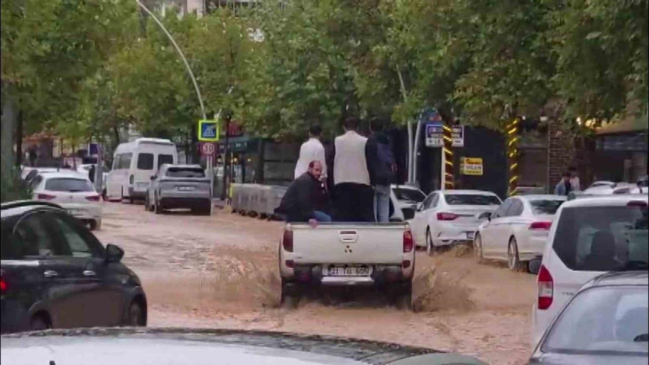 DİYARBAKIR’IN ERGANİ İLÇESİNDE ETKİLİ OLAN SAĞANAK YAĞIŞ HAYATI DURMA NOKTASINA GETİRDİ....