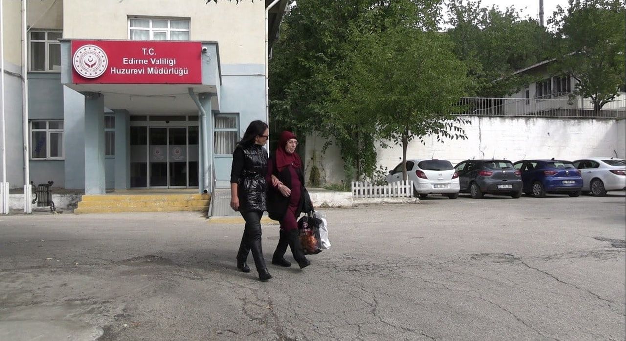 EDİRNE’DE HUZUREVİNDE YAŞAYAN 77 YAŞINDAKİ ASİYE KAÇAR, DÜNYA YAŞLILAR GÜNÜ’NDE 2 YIL ARADAN SONRA...