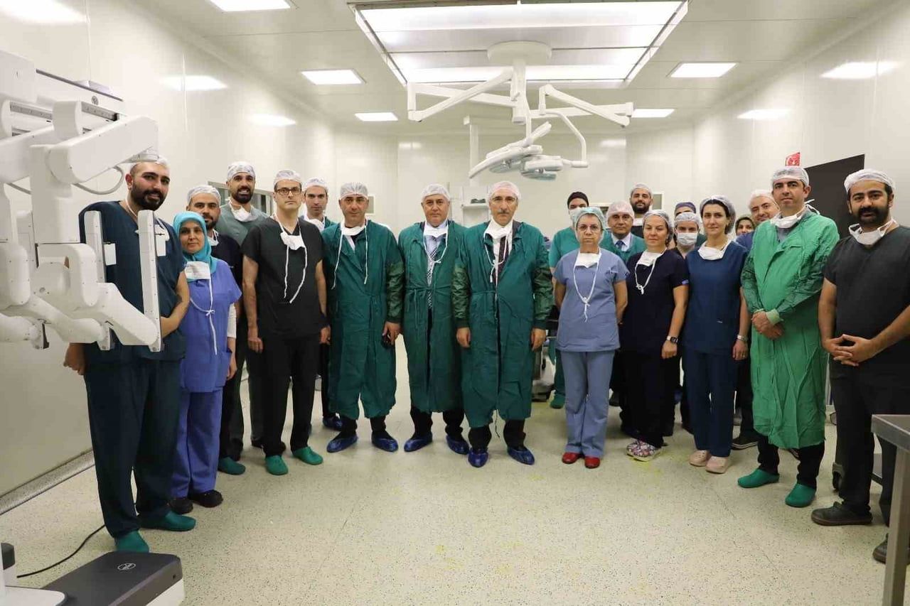 FIRAT ÜNİVERSİTESİ HASTANESİNDE İLERİ CERRAHİ UYGULAMALARDA KULLANILMAK ÜZERE ROBOTİK CERRAHİ...
