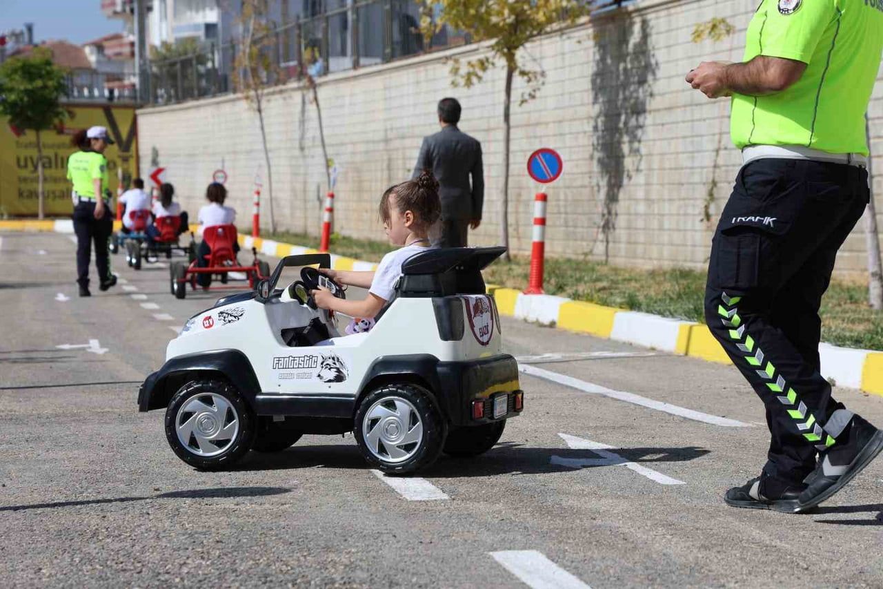 ELAZIĞ’DA ÇOCUKLARDA TRAFİK BİLİNCİ OLUŞTURMAK AMACIYLA DÜZENLENEN ETKİNLİKTE, MİNİK ÖĞRENCİLER...