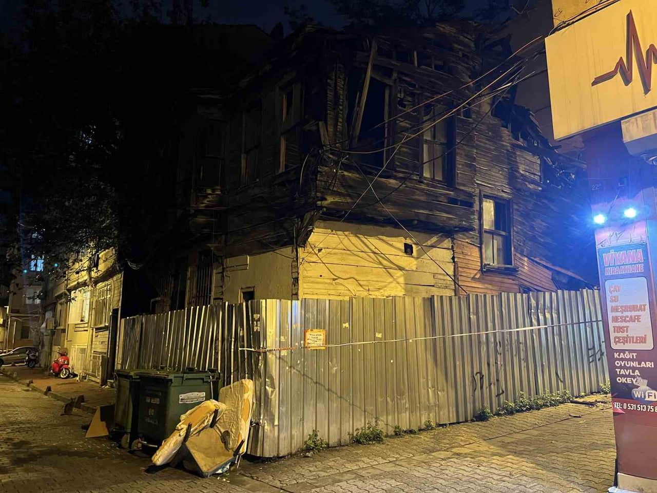 İSTANBUL FATİH’TE AHŞAP VE TARİHİ METRUK BİNANIN ÜST KATINDA YAĞMUR NEDENİYLE KISMİ ÇÖKME YAŞANDI....