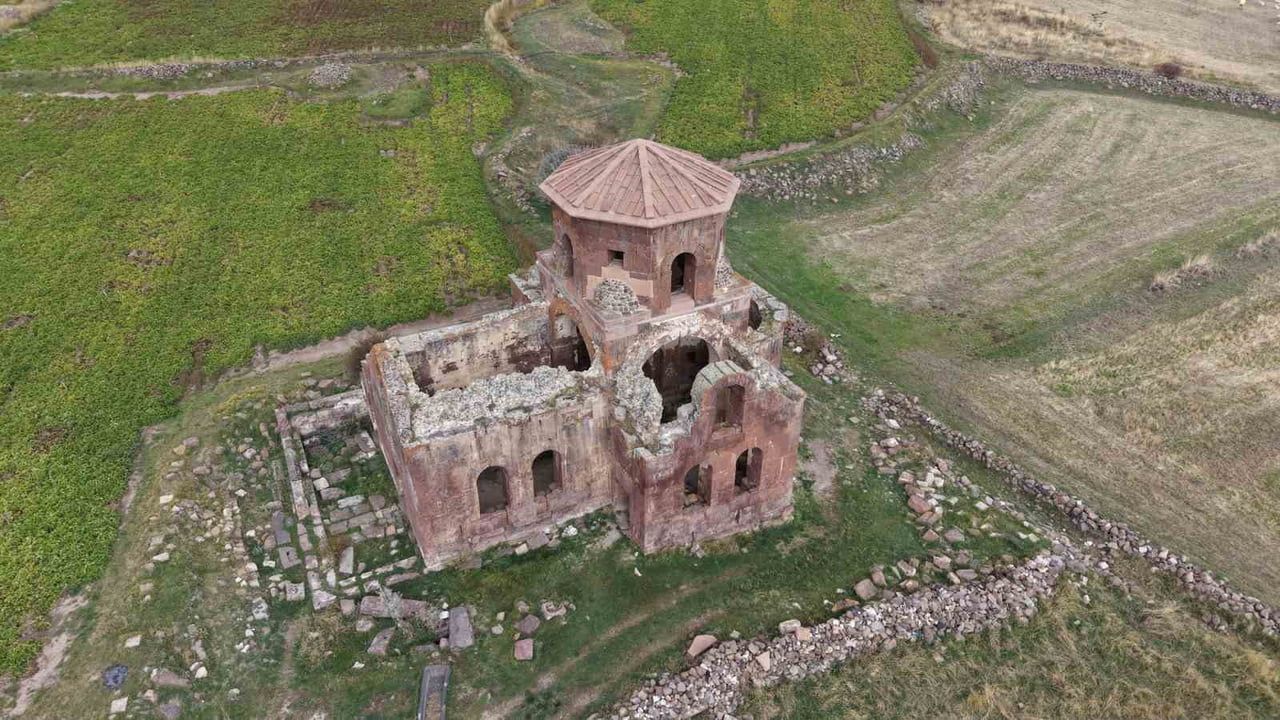 ORTODOKS MEZHEBİ KURUCULARINDAN AZİZ GREGORİUS ADINA BİN 500 YIL ÖNCE YAPTIRILAN VE TAŞLARI GİBİ...