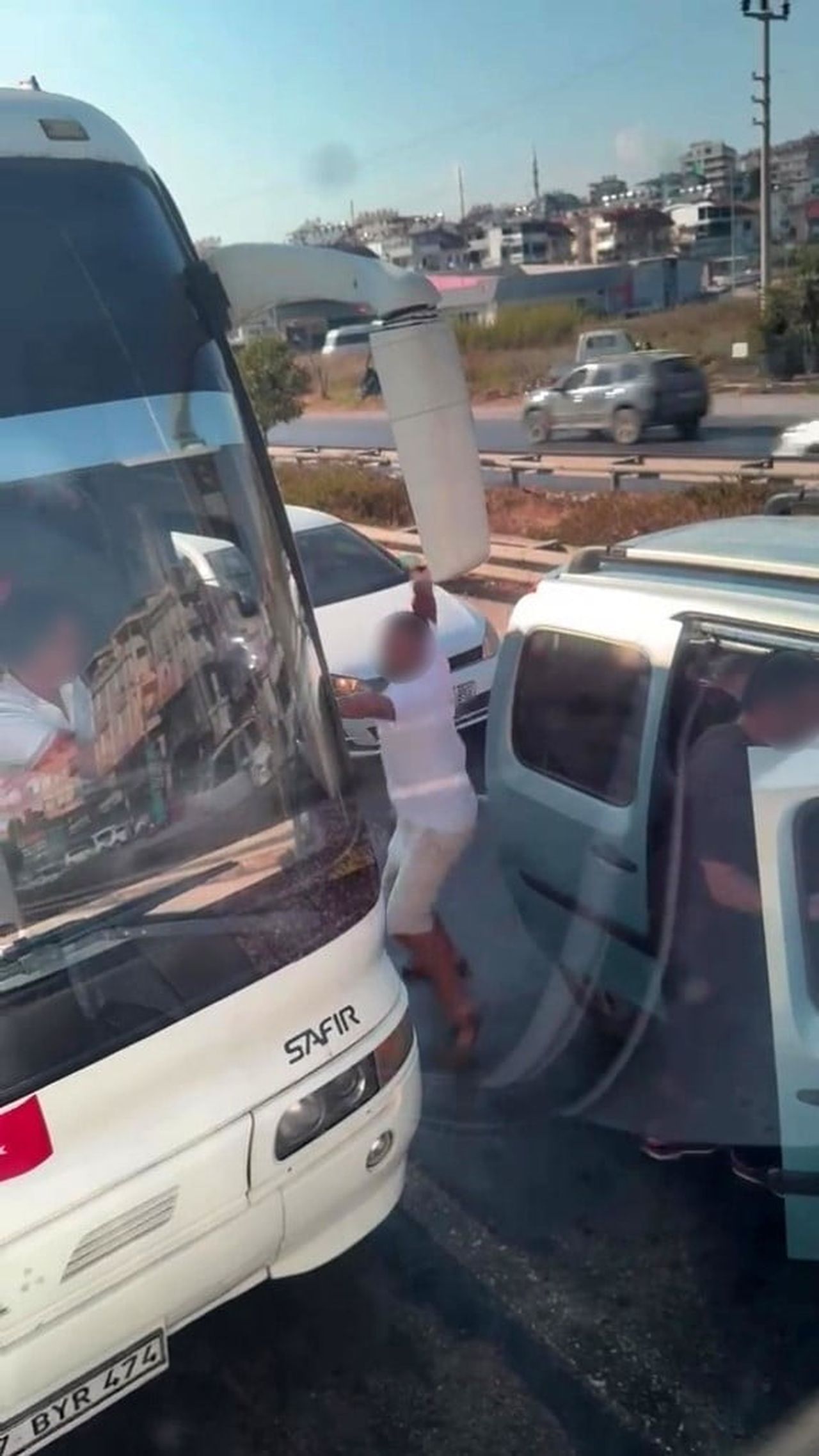 MANAVGAT İLÇESİNDE SEYİR HALİNDEKİ HAFİF TİCARİ ARAÇTAN İNİP EMNİYET ŞERİDİNE GEÇMESİNE İZİN...