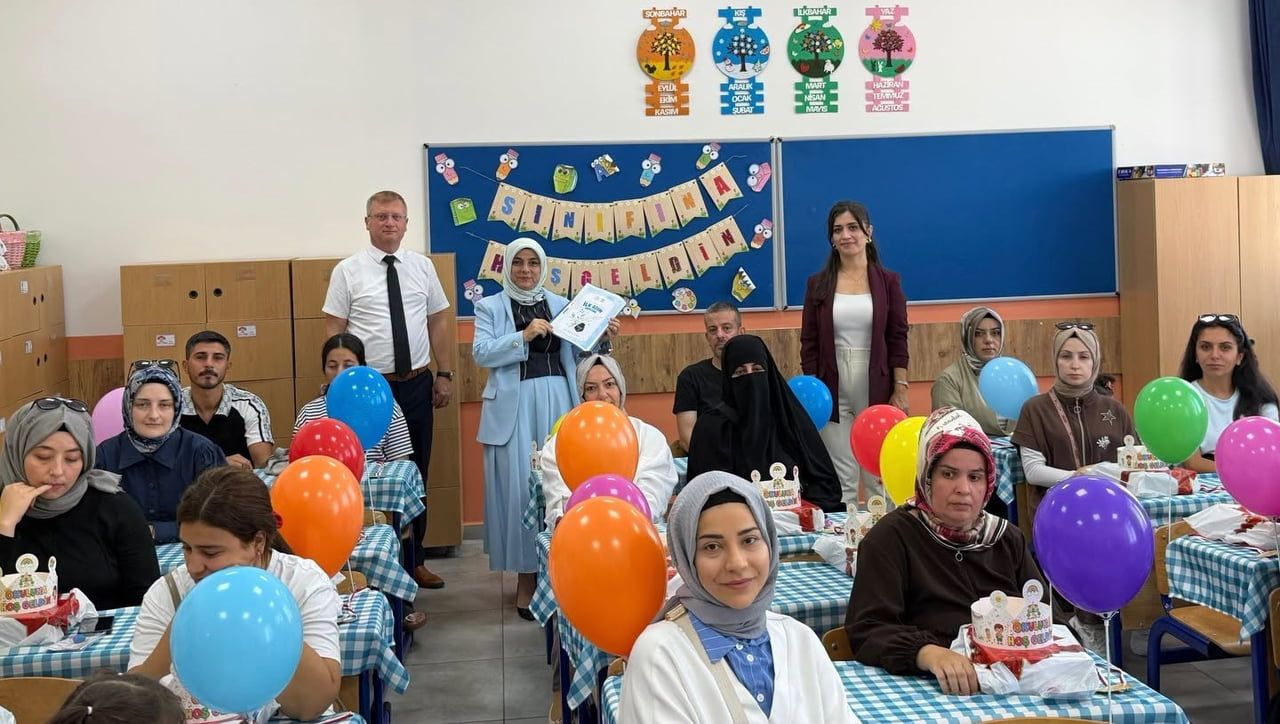 DÜZCE İL MİLLİ EĞİTİM MÜDÜRÜ GÜLŞEN ÖZER, ÖĞRENCİLERİN OKULA UYUM SÜRECİNİ YAKINDAN TAKİP ETMEK...