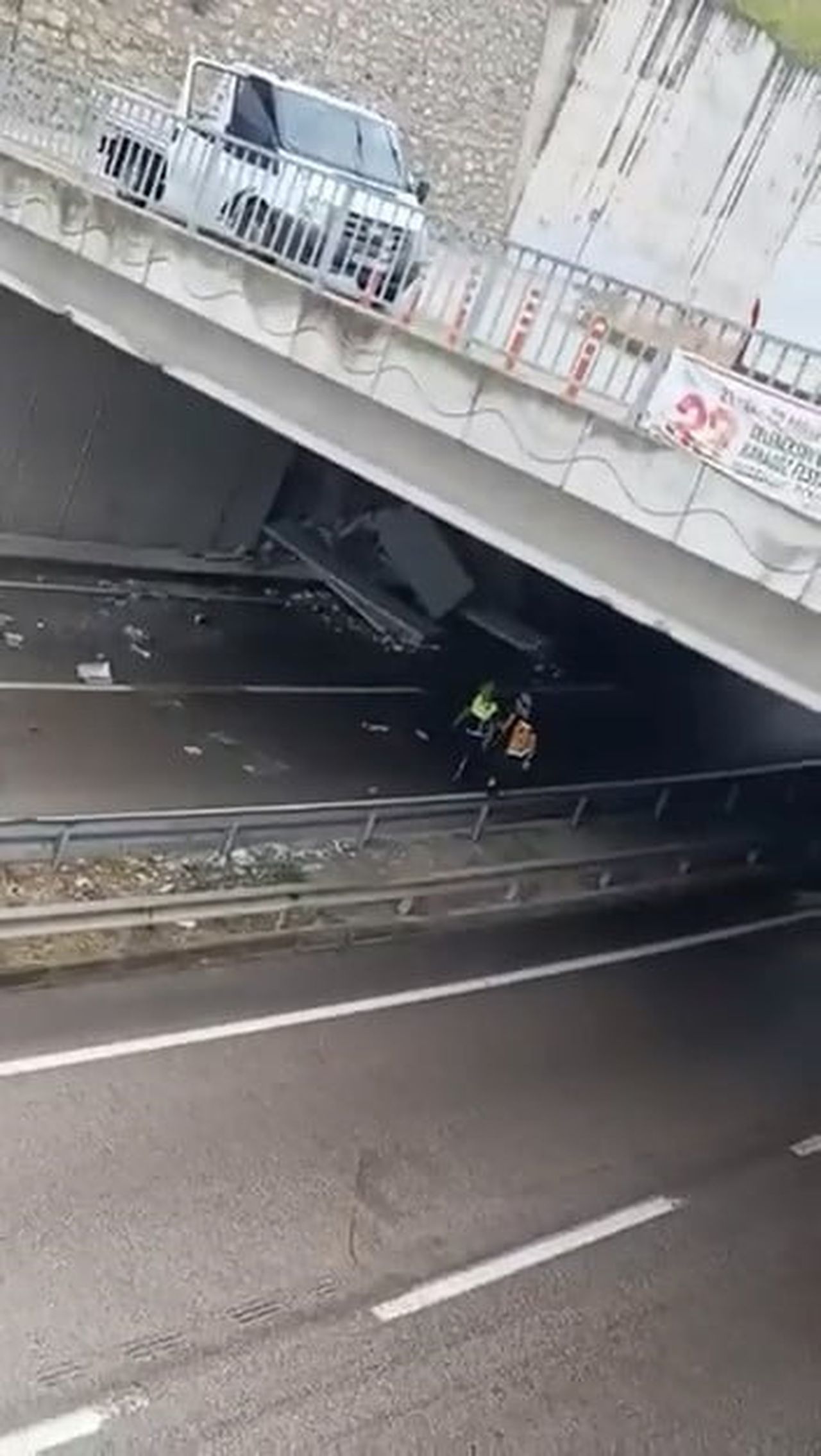 BURSA'DA YAĞIŞLI HAVA SEBEBİYLE SÜRÜCÜSÜNÜN KONTROLÜNDEN ÇIKAN TIR DUVARA ÇARPARAK...