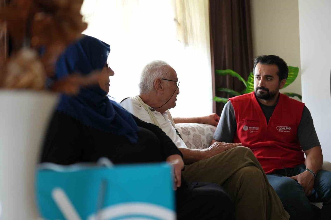 BAŞİSKELE’DE GÖNÜL BAĞI EKİPLERİ, KIBRIS GAZİLERİNİ EVLERİNDE ZİYARET EDEREK MİNNET VE VEFA...