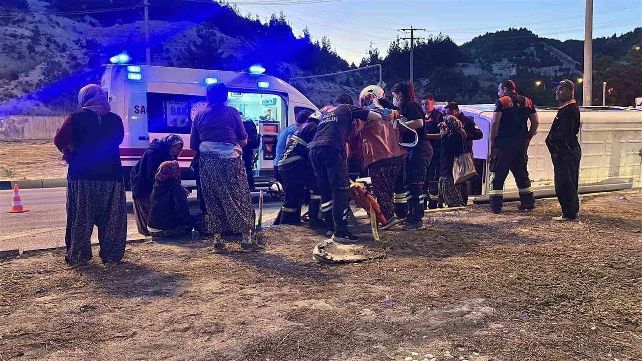 BURDUR'DA HAFİF TİCARİ ARAÇ İLE ÇARPIŞAN TARIM İŞÇİLERİNİ TAŞIYAN MİNİBÜSÜN DEVRİLMESİ SONUCU...