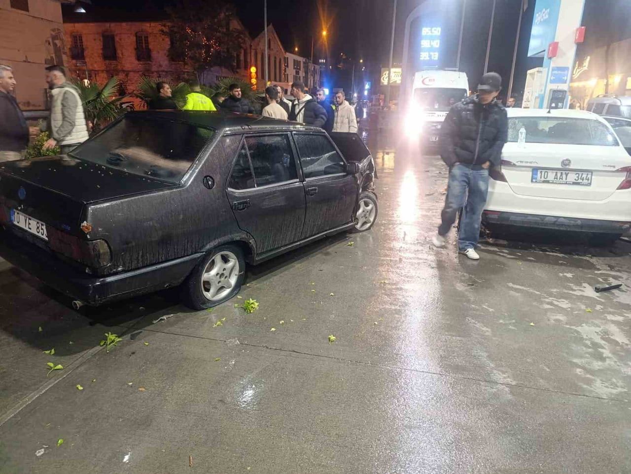 AYVALIK İLÇESİNDE KONTROLDEN ÇIKAN OTOMOBİL, KALDIRIMI AŞARAK AKARYAKIT İSTASYONUNDA YAKIT ALAN...