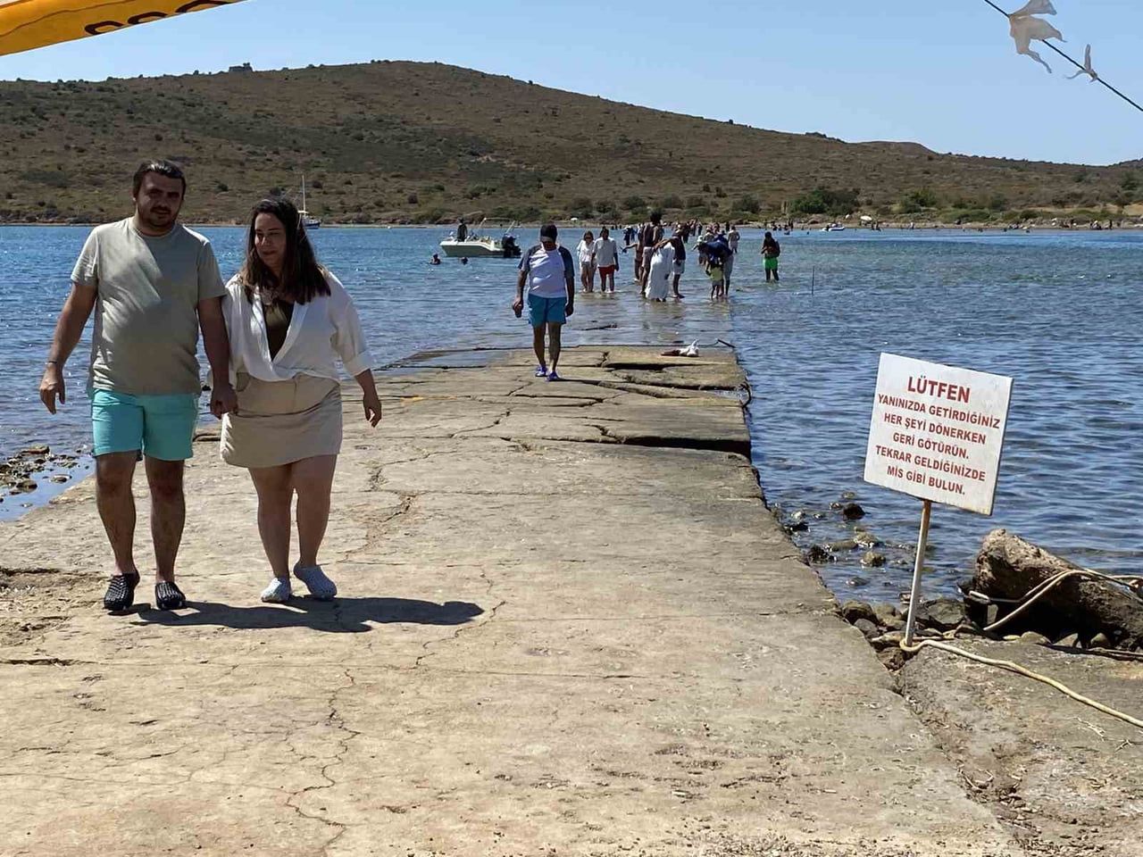 AYVALIK’TA BİNLERCE TURİSTİN DENİZE YÜRÜYEREK GEÇTİĞİ BOĞAZDA CAN GÜVENLİĞİ YOK!