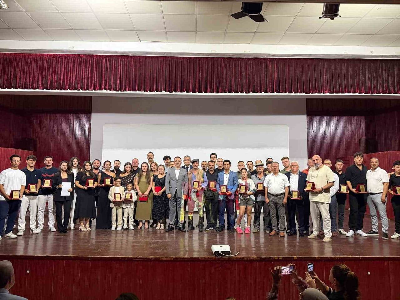 "ATÇA ÇOMAKLI OVASI KATLİAMI" KISA FİLMİ İLK GALASINI YOĞUN KATILIMLA GERÇEKLEŞTİRDİ
