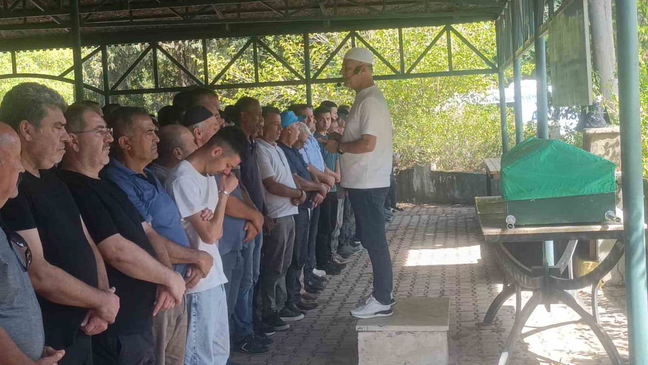 ANTALYA’NIN MANAVGAT İLÇESİNDE MOTOSİKLETİYLE, FOLKLİFTE ÇARPARAK HAYATINI KAYBEDEN 17 YAŞINDAKİ...