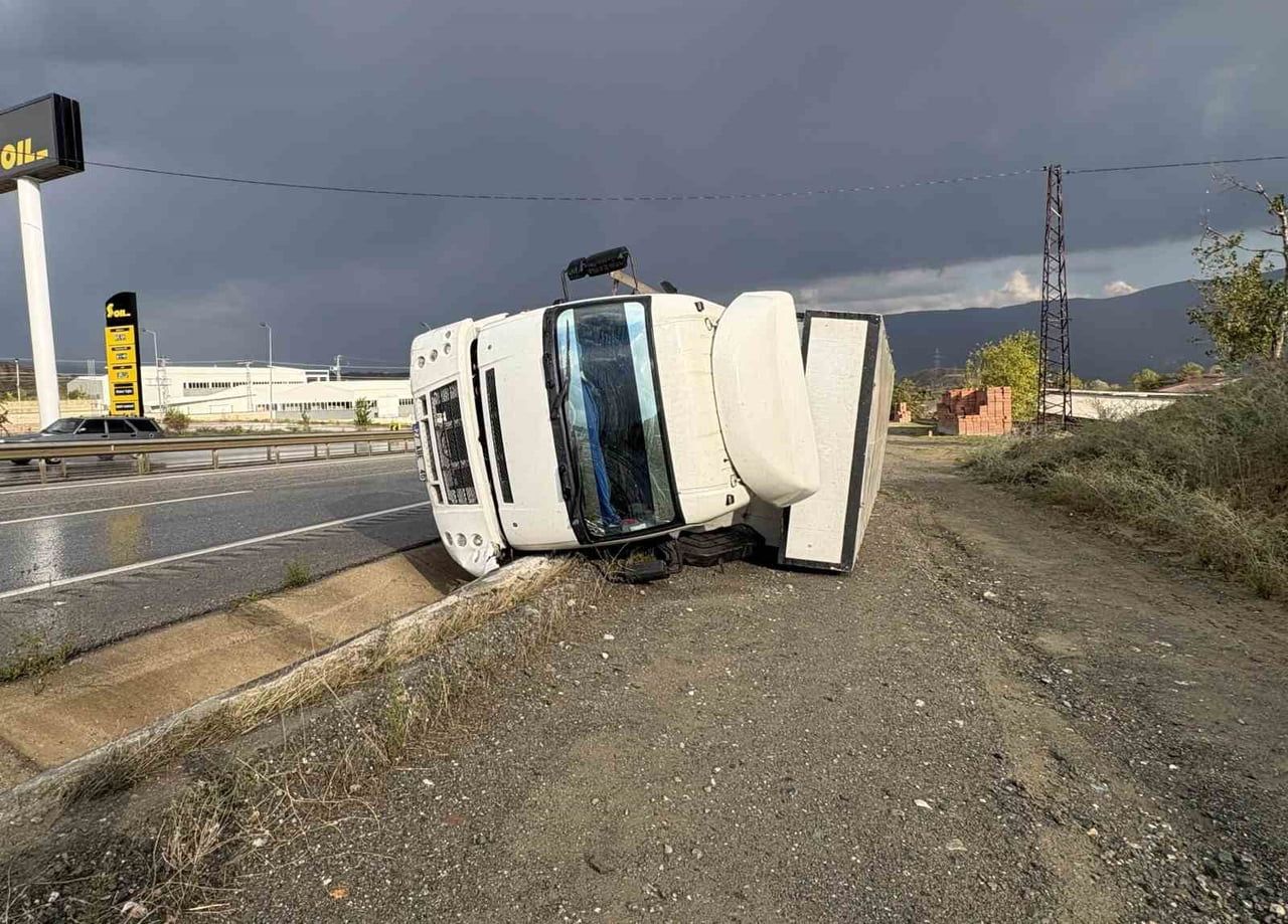 KASTAMONU’NUN TOSYA İLÇESİ D100 KARAYOLUNDA YOL KENARINA DEVRİLEN KAMYONDAKİ 2 KİŞİ...