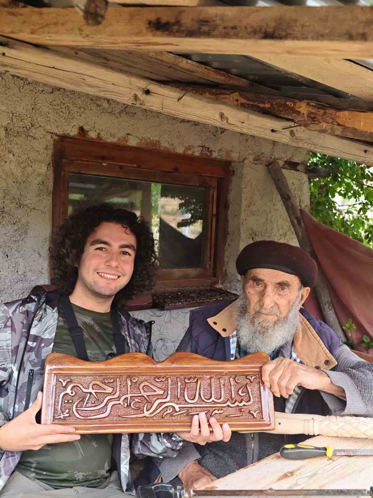 ANKARA’NIN KIZILCAHAMAM İLÇESİNDE YAŞAYAN 93 YAŞINDAKİ HACI MEHMET ÖZEN, 60 YILI AŞKIN SÜREDİR...