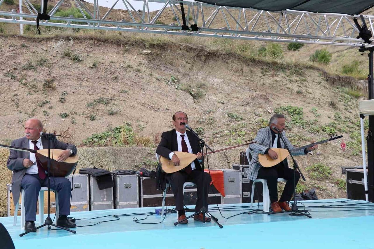 PROGRAM HALK OZANLARININ SESLENDİRDİĞİ ESERLERLE SONA ERDİ.