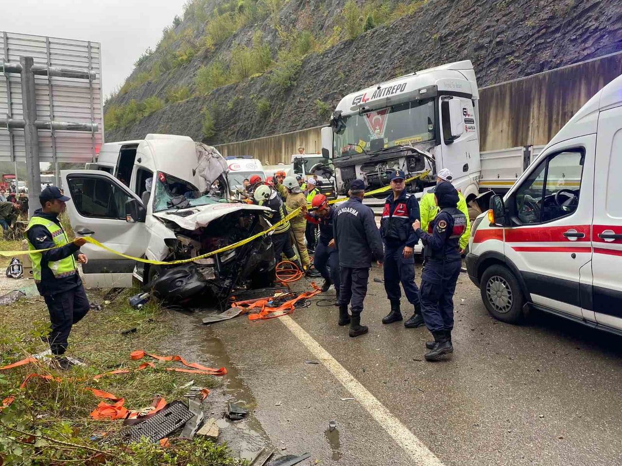 BARTIN-KARABÜK KARA YOLUNUN YENİHAN MEVKİSİNDE TIR İLE YOLCU MİNİBÜSÜNÜN ÇARPIŞMASI SONUCU MEYDANA...