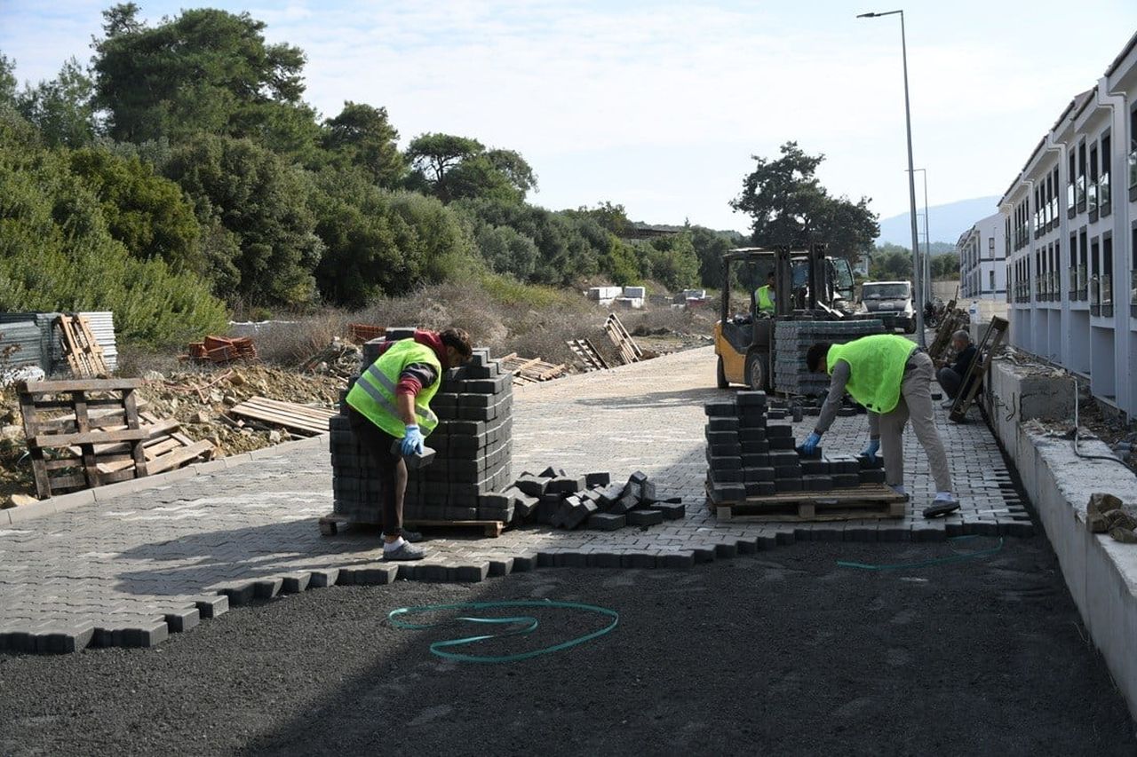 KUŞADASI BELEDİYESİ, CAFERLİ MAHALLESİ’NDE 6 SOKAĞI KAPSAYAN 25 BİN METREKARELİK KİLİT PARKE TAŞI...