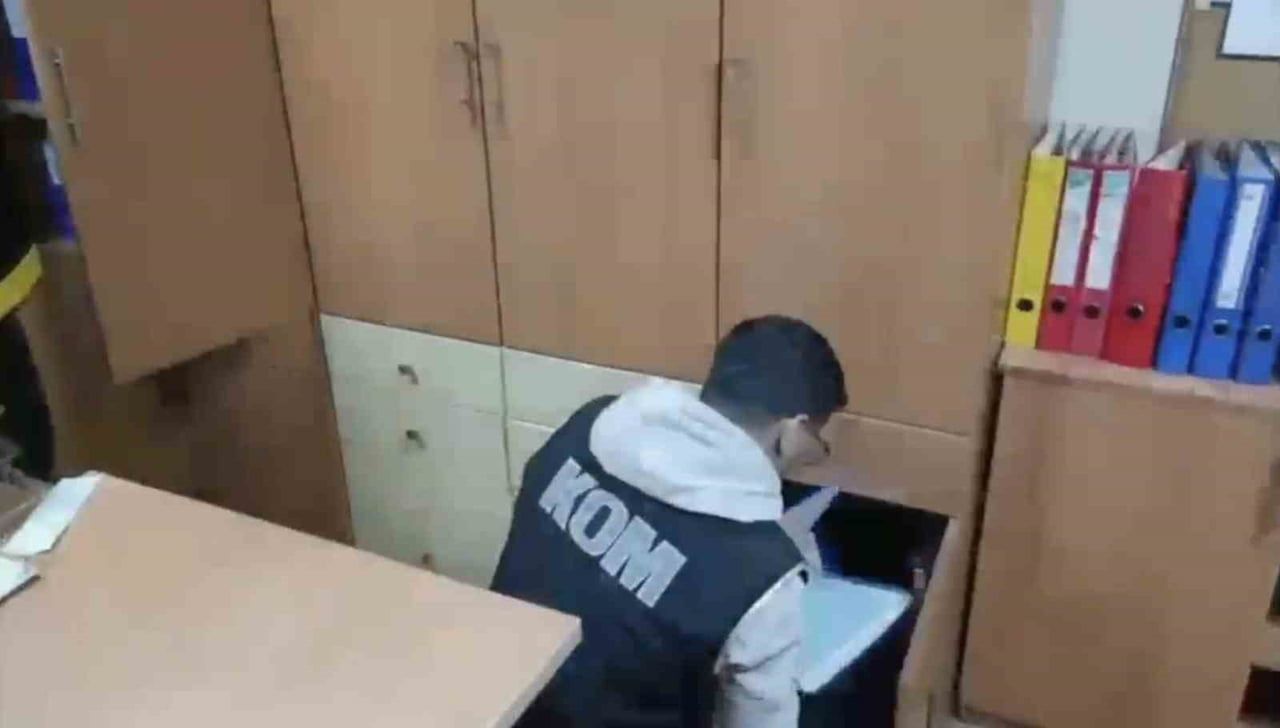 KOCAELİ MERKEZLİ 20 İLİ KAPSAYAN OPERASYONDA, SAHTE BELGE DÜZENLEYEREK HAKSIZ VERGİ İADESİ...