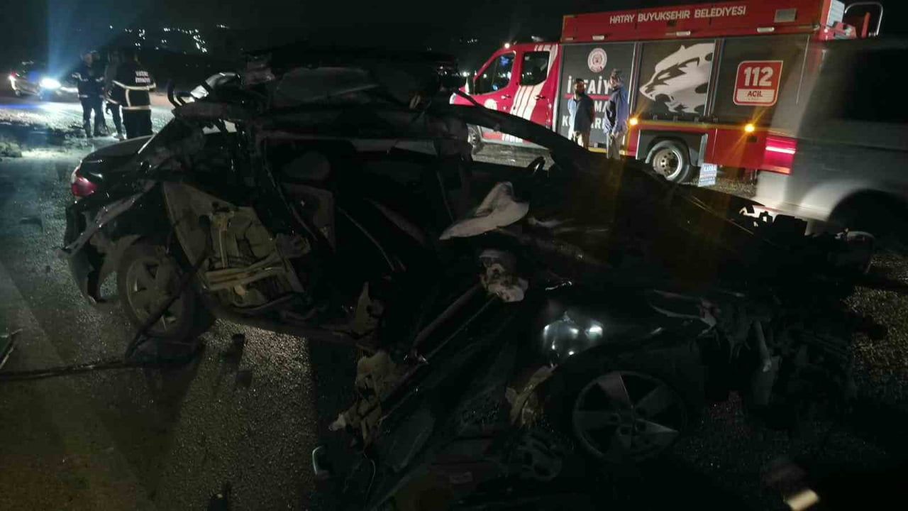 HATAY’DA OTOMOBİL İLE TRAKTÖRÜN ÇARPIŞTIĞI KAZADA 3 KİŞİ YARALANDI.