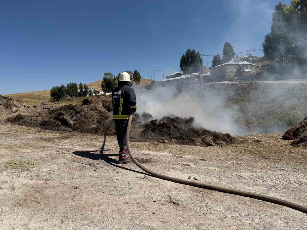 VAN'IN ÇALDIRAN İLÇESİNDE ARAZİYE BIRAKILMIŞ OT YIĞININDA ÇIKAN YANGINI, İTFAİYE EKİPLERİNİN...