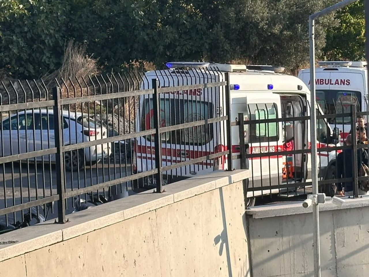 İSTANBUL BEYLİKDÜZÜ’NDE BİR SÜRÜCÜ OKUL YOLUNDA 2 ÖĞRENCİYE ÇARPIP KAÇTI. ŞAHIS HER YERDE...