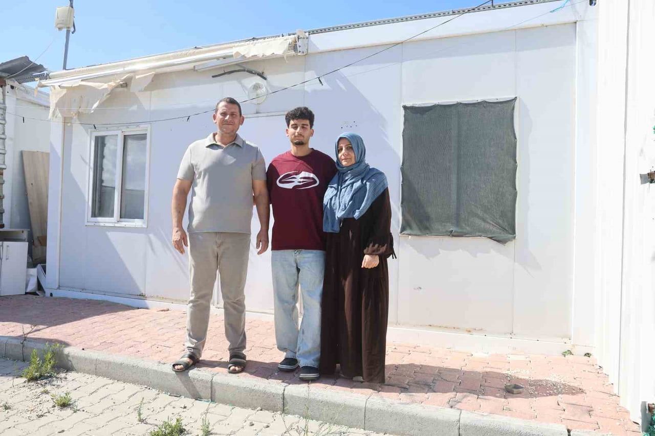 HATAY’DA DEPREMLERDE EVLERİ YIKILAN VE YAKLAŞIK 3 YILDIR KONTEYNER KENTTE YAŞAYAN 17 YAŞINDAKİ...