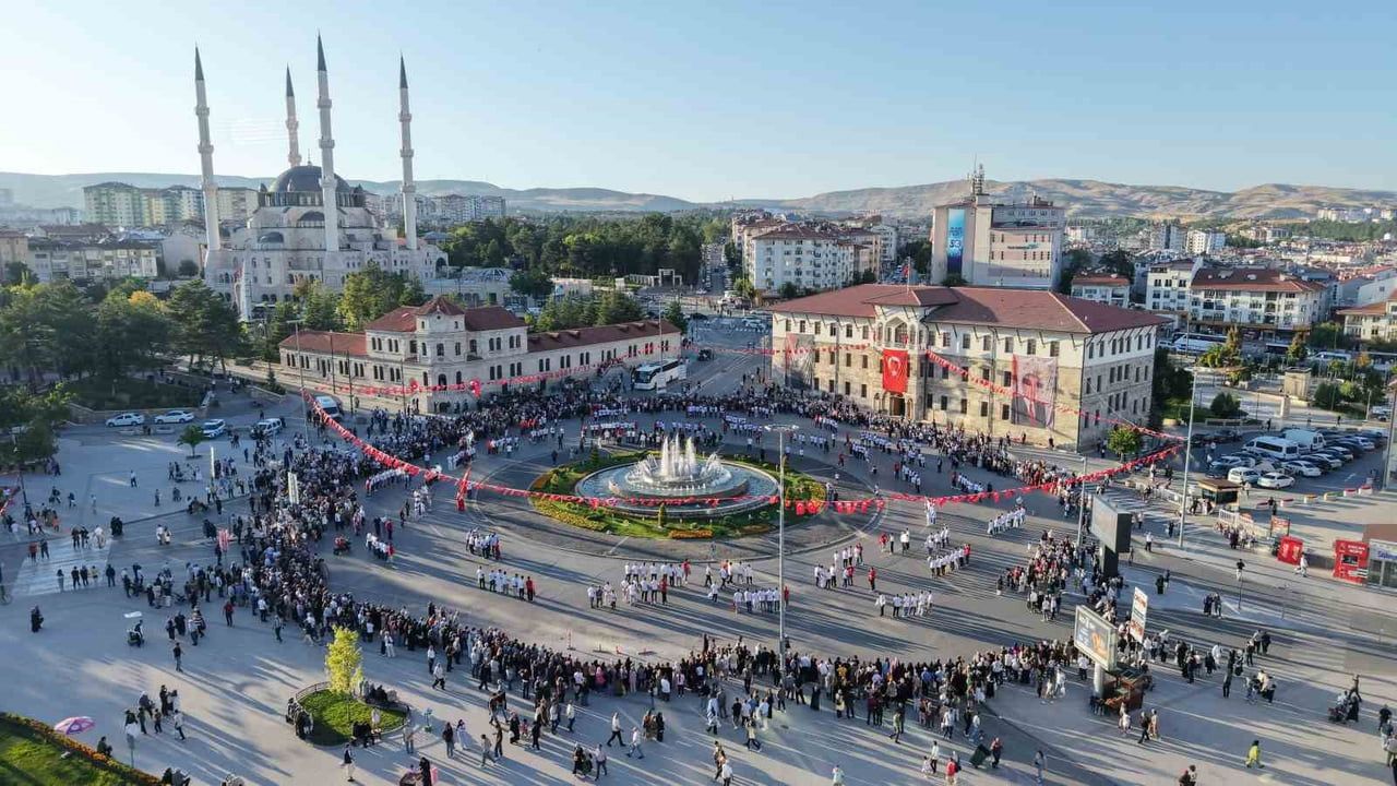 SİVAS KONGRESİ’NİN 107. YIL DÖNÜMÜ ETKİNLİKLERİ KAPSAMINDA DÜNYANIN EN BÜYÜK HALAY HALKALARINDAN...
