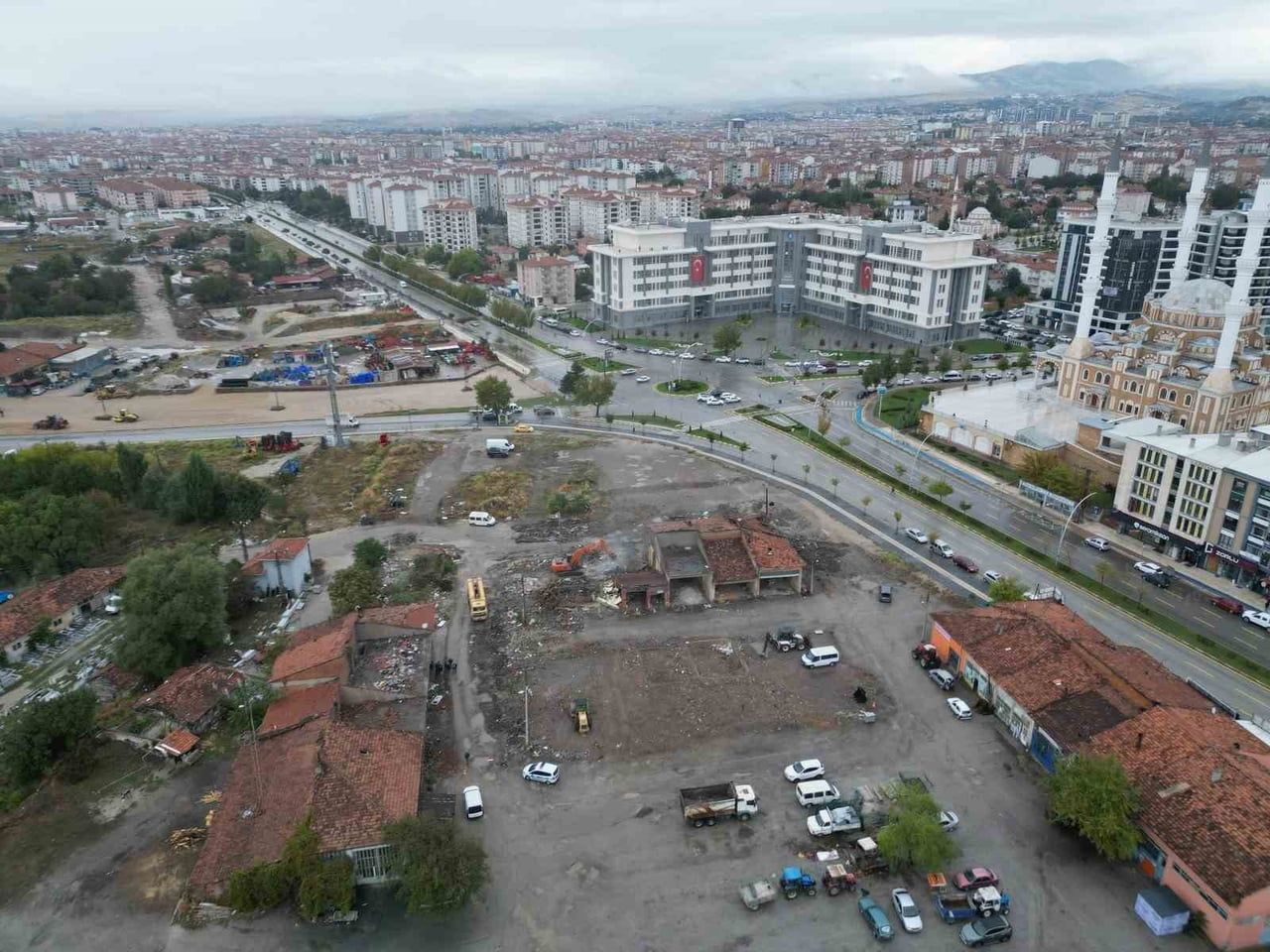 ÇORUM BELEDİYESİ, "GENÇ PARK" PROJESİ’NDE KAMULAŞTIRMA SÜRECİNİN TAMAMLANDIĞI BÖLÜMLERDE YIKIM...