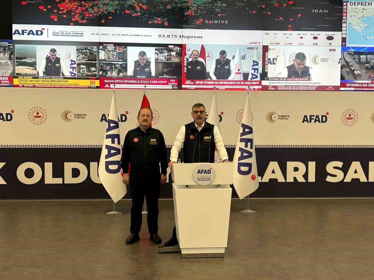 İÇİŞLERİ BAKANI MUSTAFA ÇİFTÇİ (SAĞDA), İSTANBUL’DA MEYDANA GELEN SEL VE SU BASKINLARINDA MAHSUR...