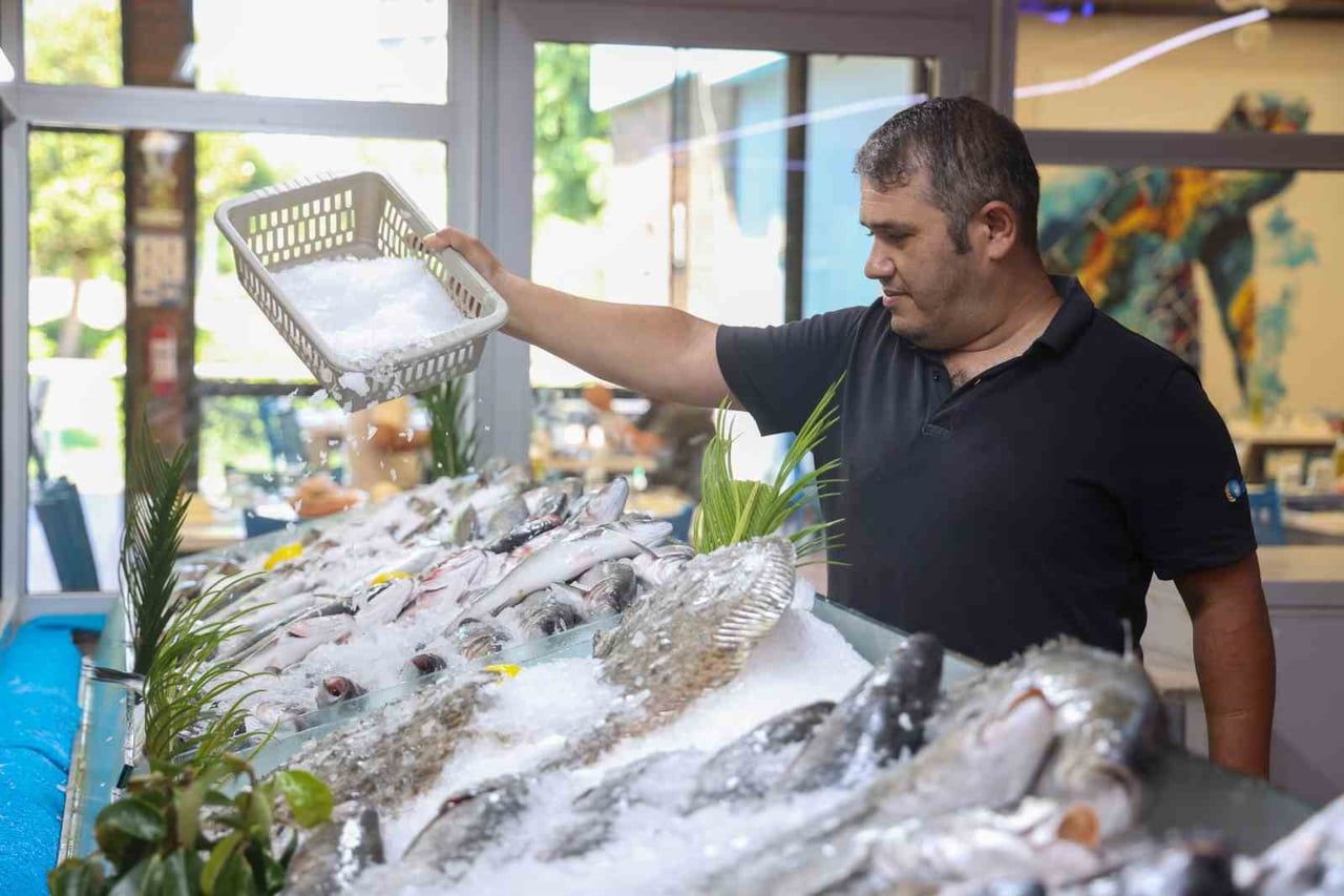 DÜDEN BALIK ÇARŞISI, TAZE DENİZ ÜRÜNLERİNİ UYGUN FİYATLARLA ANTALYALILARLA BULUŞTURMAYA DEVAM...