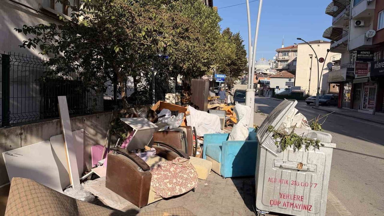 KOCAELİ’NİN İZMİT İLÇESİNDE ÇÖP KONTEYNERİ ÇEVRESİNDE BİRİKEN ATIK VE KULLANILMIŞ EV EŞYALARI...