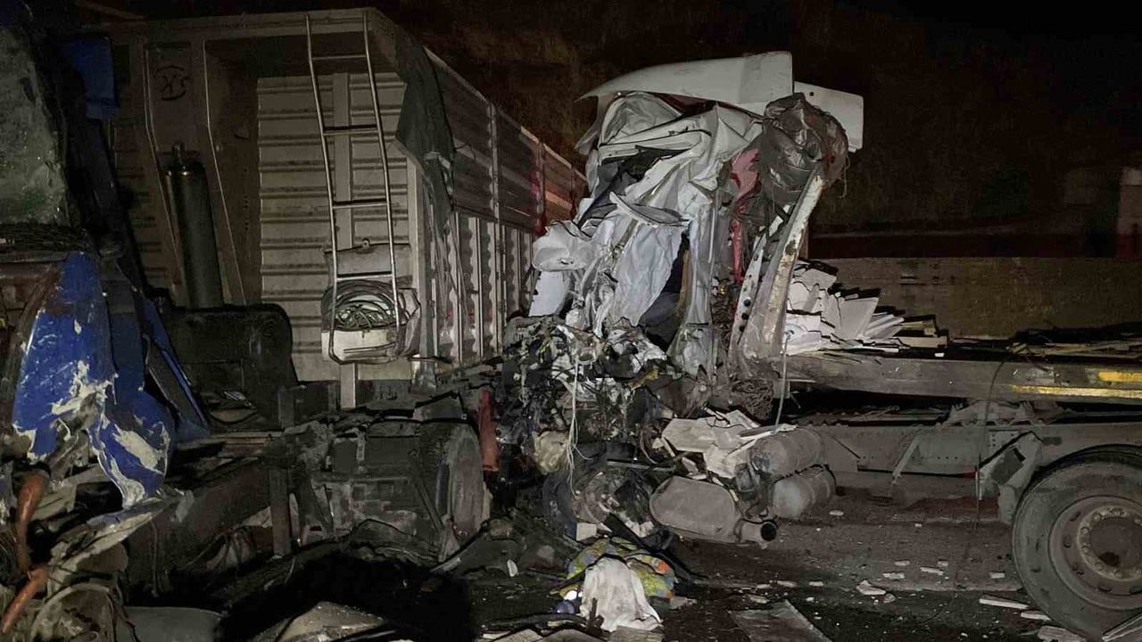 ELAZIĞ’DA 3 TIRIN ÇARPIŞMASI SONUCU ORTALIK ADETA SAVAŞ ALANINA DÖNDÜ. KAZADA, 1 KİŞİ HAYATINI...