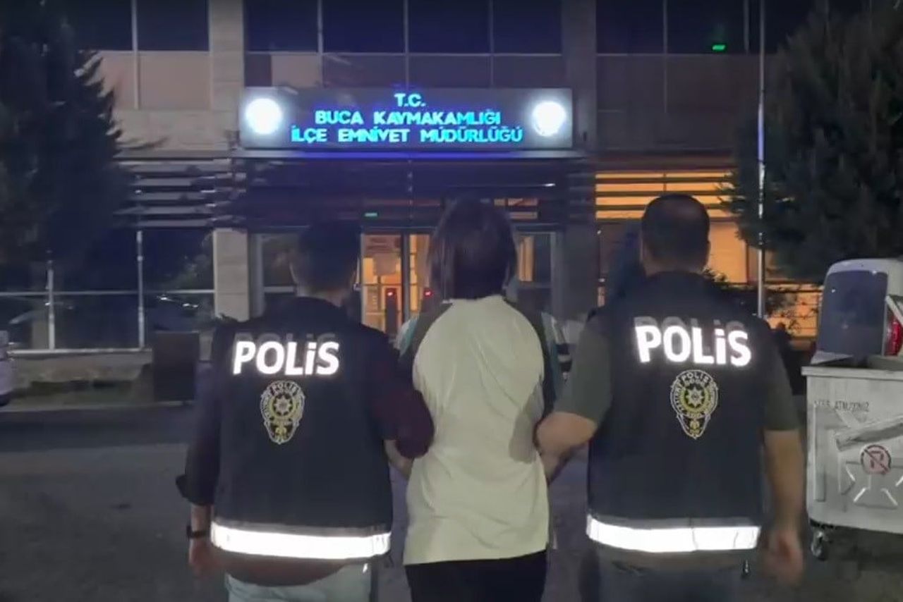 İZMİR'İN BUCA İLÇESİNDE, UYUŞTURUCU TİCARETİNDEN 12 YIL 6 AY KESİNLEŞMİŞ HAPİS CEZASI BULUNAN...