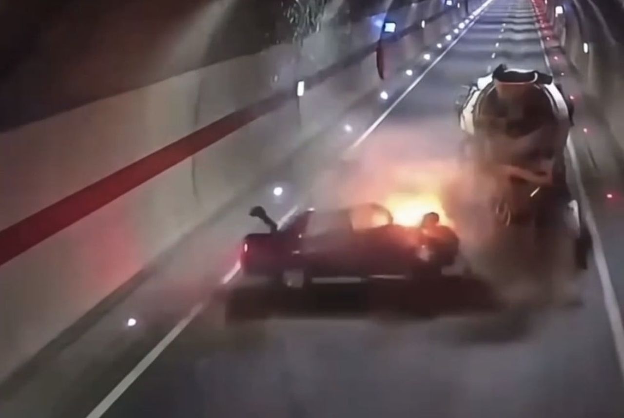TÜNEL İÇİNDEKİ KAMERALARA YANSIYAN KAZA SONRASI OTOMOBİL ALEV ALIRKEN, OTOMOBİL SÜRÜCÜSÜ YANARAK...