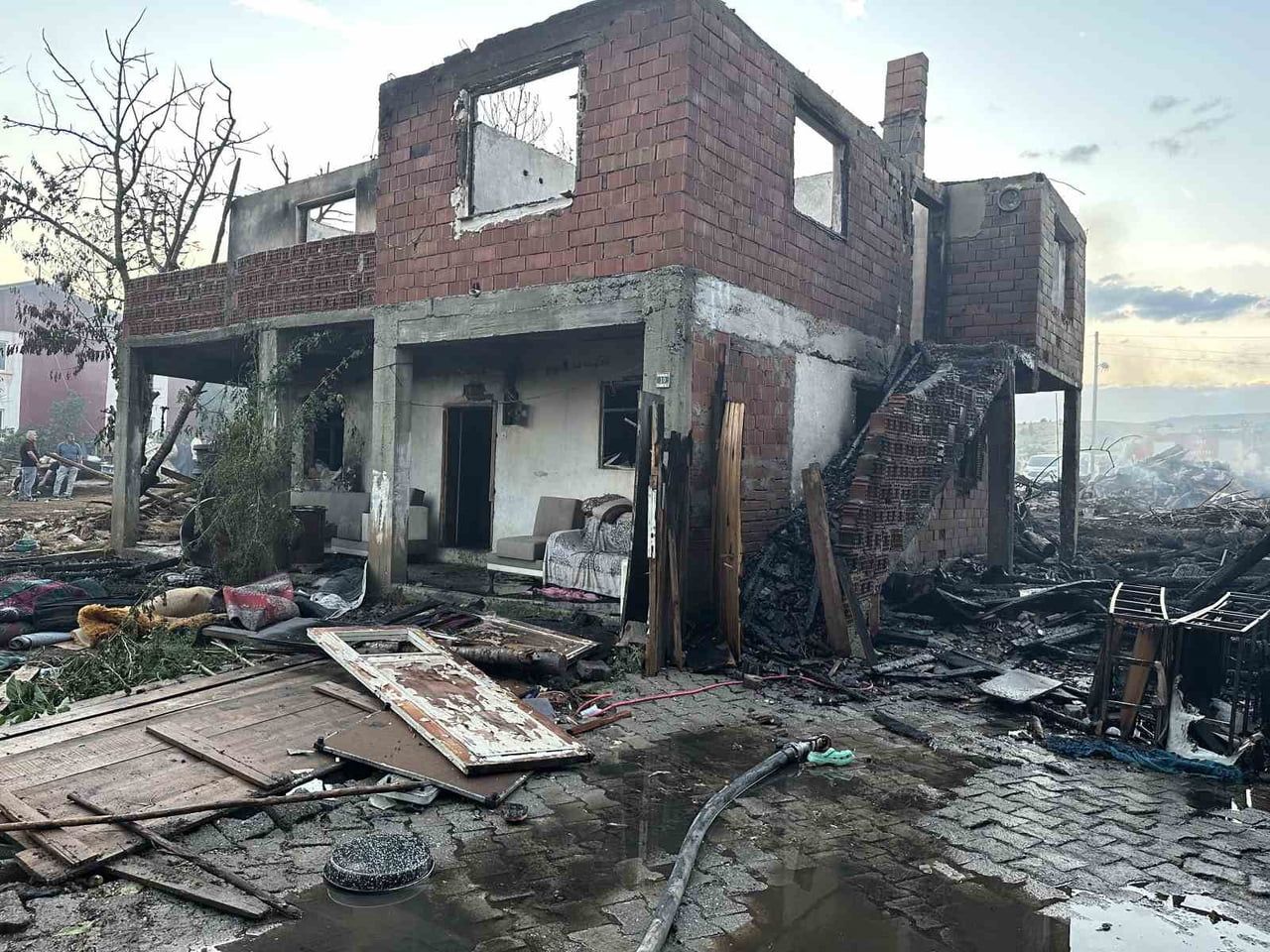 3 EVİN YANDIĞI, 2 İNEK VE 4 KEDİNİN TELEF OLDUĞU YANGINDA SOĞUTMA ÇALIŞMALARI SÜRÜYOR