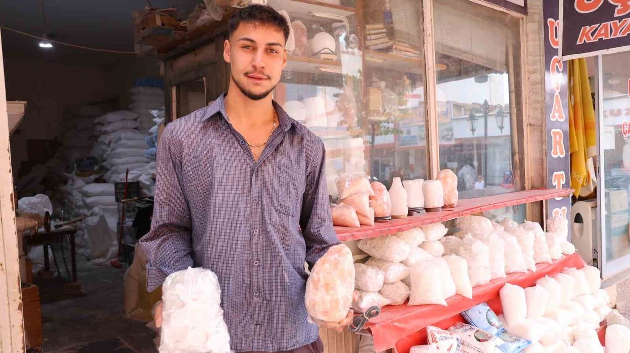 KIRŞEHİR’DE TURŞULUK SEZONUNUN BAŞLAMASINA RAĞMEN KAYA TUZUNA OLAN TALEP, VATANDAŞLARIN EVDE TURŞU...