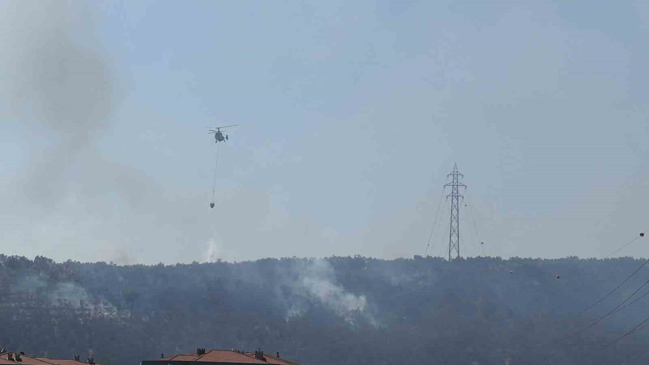 BALIKESİR'İN EDREMİT İLÇESİNE BAĞLI KADIKÖY'DE KAZDAĞLARI'NIN ETEKLERİNDE ÇIKAN YANGIN YAPILAN...