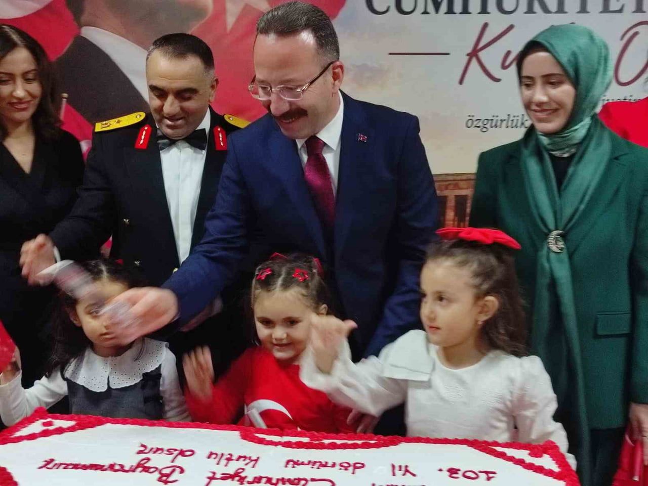 ARDAHAN'DA CUMHURİYET BAYRAMI'NIN 103. YILI DOLAYISIYLA RESEPSİYON DÜZENLENDİ. (OLGUN...