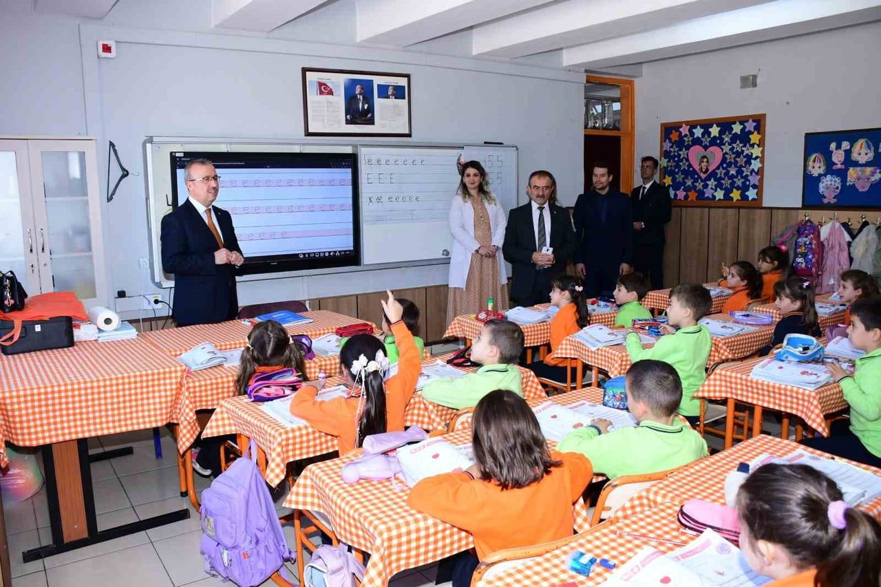ESKİŞEHİR İL MİLLÎ EĞİTİM MÜDÜRÜ SİNAN AYDIN, CENGİZ TOPEL İLKOKULUNU ZİYARET EDEREK ÖĞRETMEN VE...