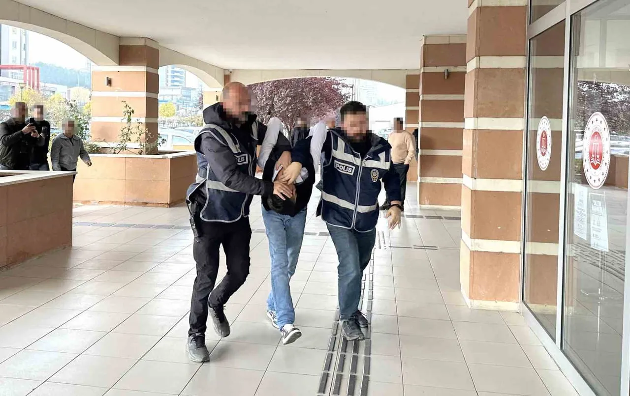 KASTAMONU'DA RASTGELE TÜFEKLE ATEŞ AÇARAK 4 KİŞİYİ YARALAN ŞÜPHELİ, EMNİYETTEKİ İŞLEMLERİNİN...