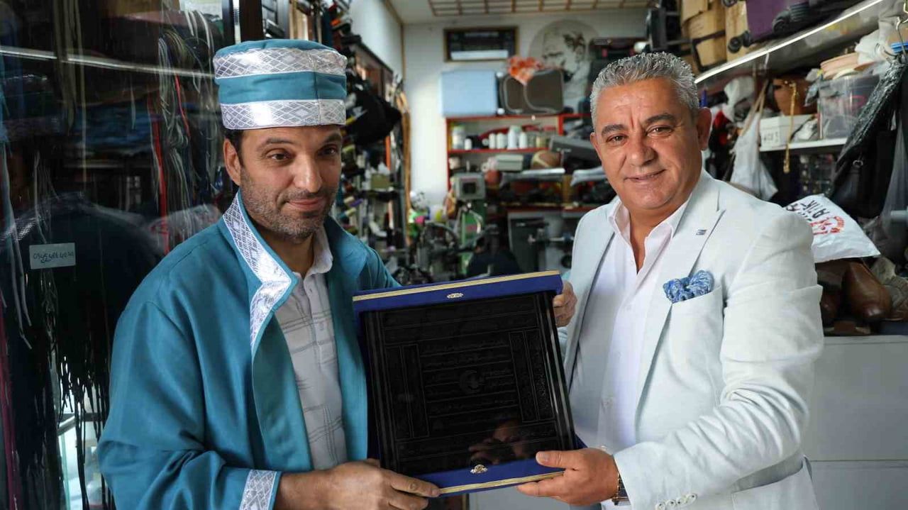AYAKKABI USTASI AYVAZ ŞENLİK (SOLDA) ŞED KUŞANDI.