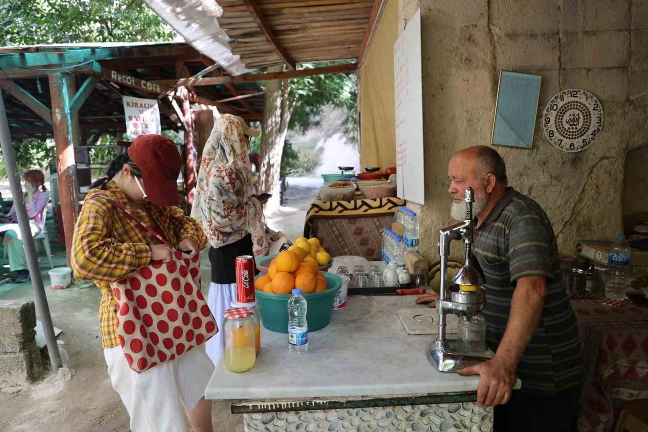 KAPADOKYA'NIN ÖNEMLİ DESTİNASYONLARI ARASINDA YER ALAN KIZILÇUKUR VADİSİNDE 70 YAŞINDAKİ REŞAT...