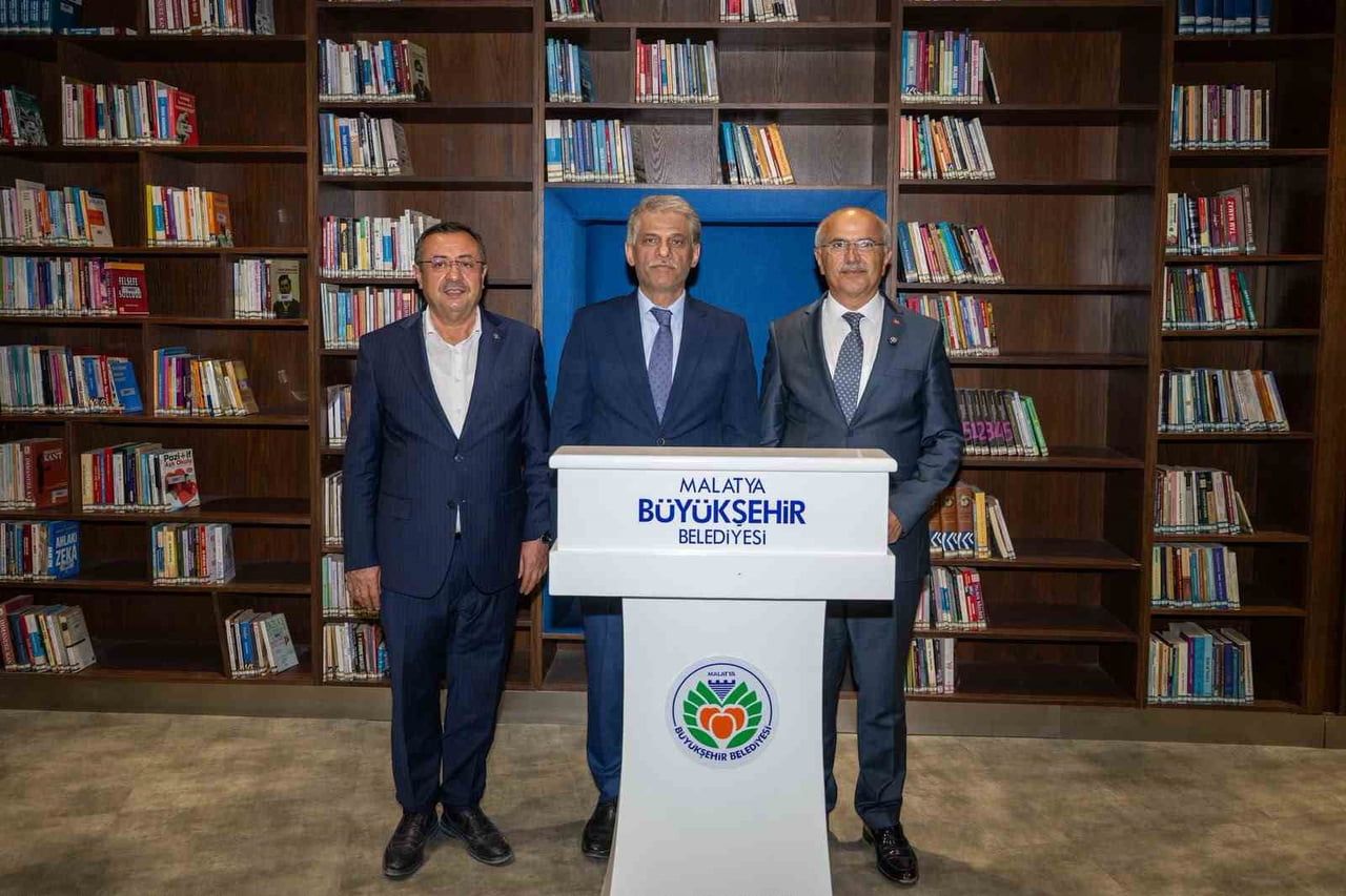 BAKAN YARDIMCISI NADİR ALPASLAN ŞEHİR KÜTÜPHANESİNİ GEZDİ