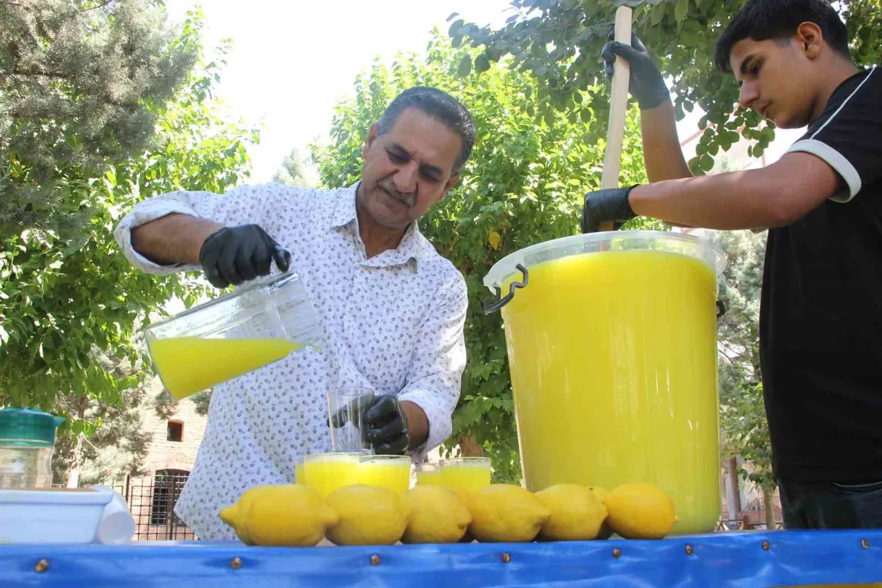 ŞIRNAK’IN CİZRE İLÇESİNDE HAVA SICAKLIĞININ 50 DERECEYİ BULDUĞU YAZ GÜNLERİNDE SERİNLETİCİ LEZZET...