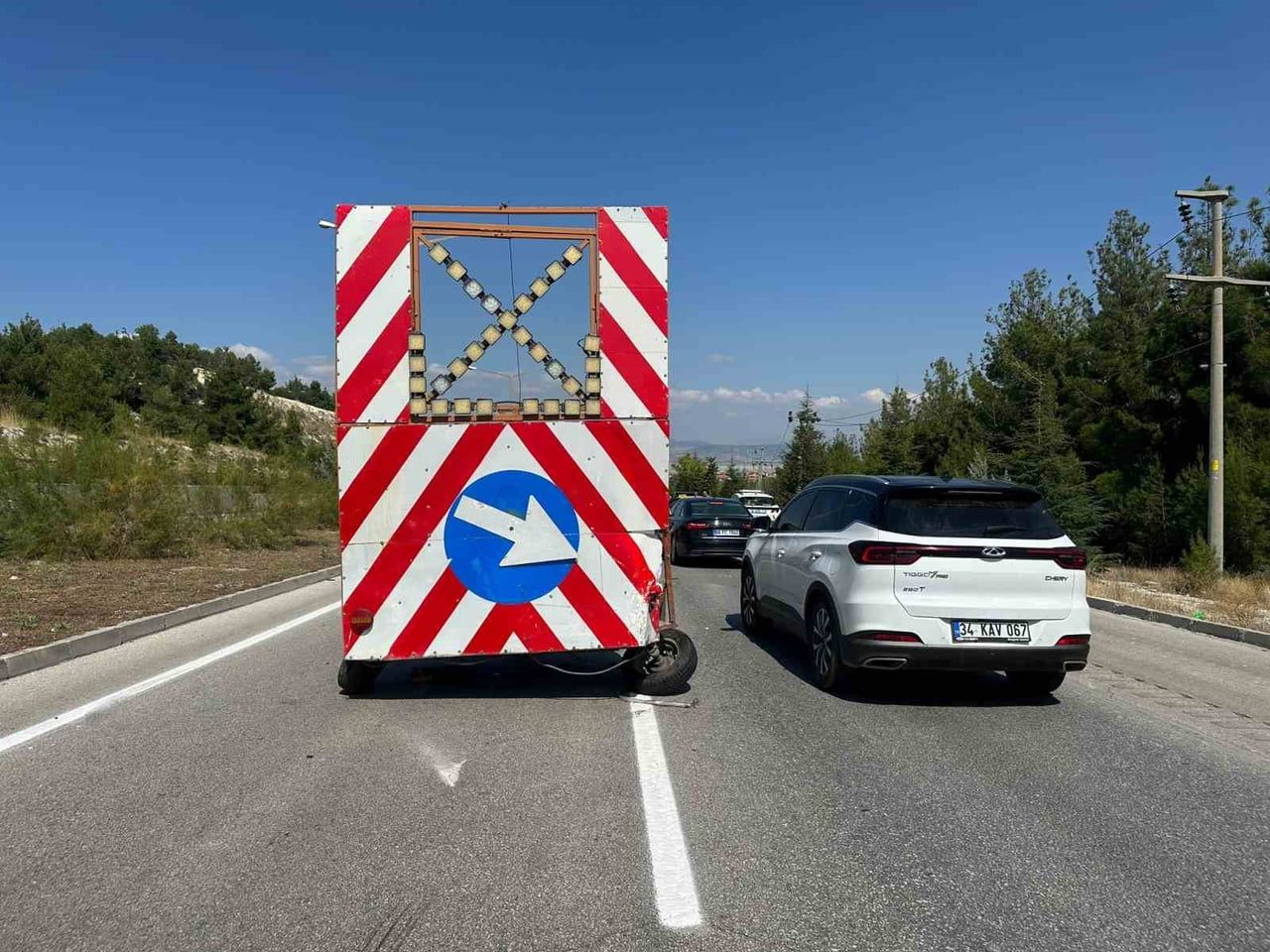 BURDUR'DA TİCARİ TAKSİNİN TRAFİK YÖNLENDİRME RÖMORKUNA ÇARPMASI SONUCU MEYDANA GELEN TRAFİK...