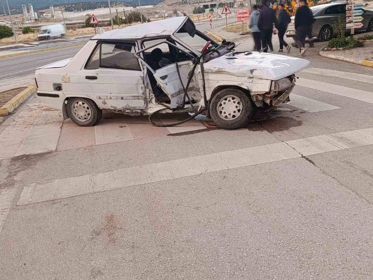 AFYONKARAHİSAR'DA KAMYONET İLE OTOMOBİLİN ÇARPIŞMASI SONUCU YAŞANAN TRAFİK KAZASINDA 3 KİŞİ...