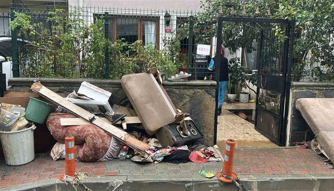 İSTANBUL’U ETKİSİ ALTINA ALAN ŞİDDETLİ YAĞIŞ NEDENİYLE BEYKOZ’DA EVLERİN GİRİŞ KATINI SU BASTI....