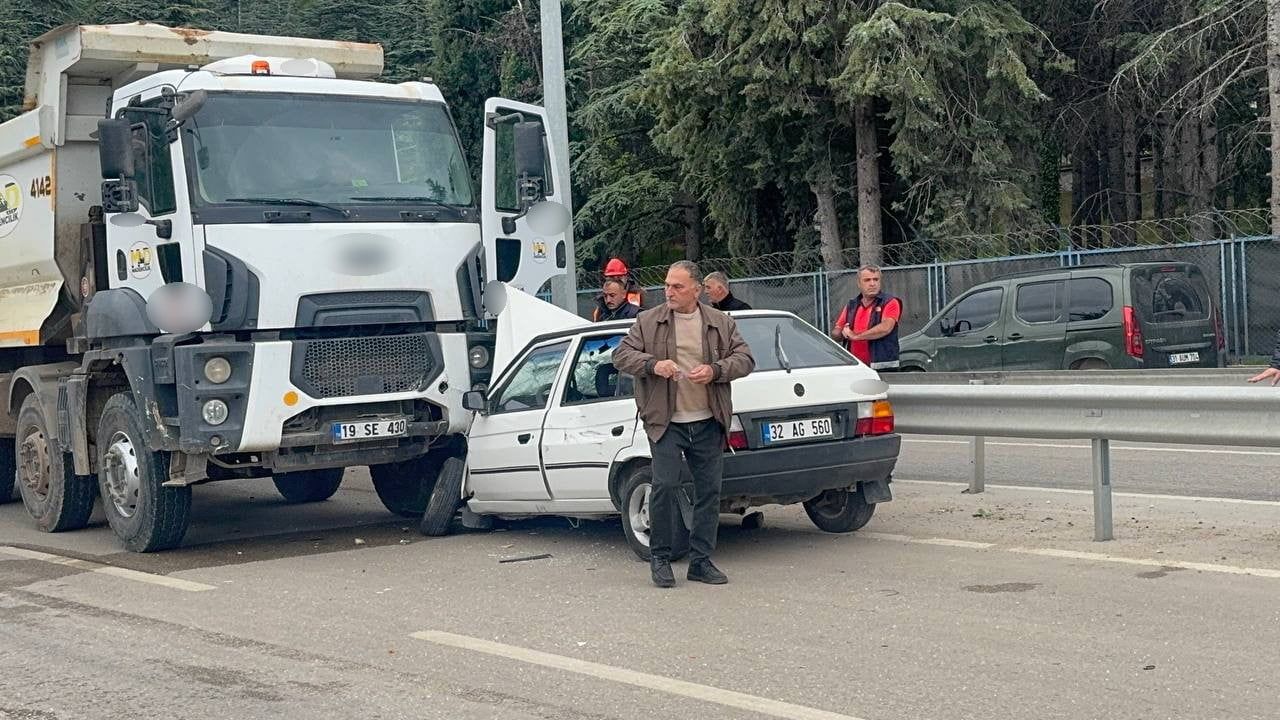 ISPARTA’NIN EĞİRDİR İLÇESİNDE MEYDANA GELEN TRAFİK KAZASINDA, TERS YÖNE GİREN OTOMOBİL, KARŞI...