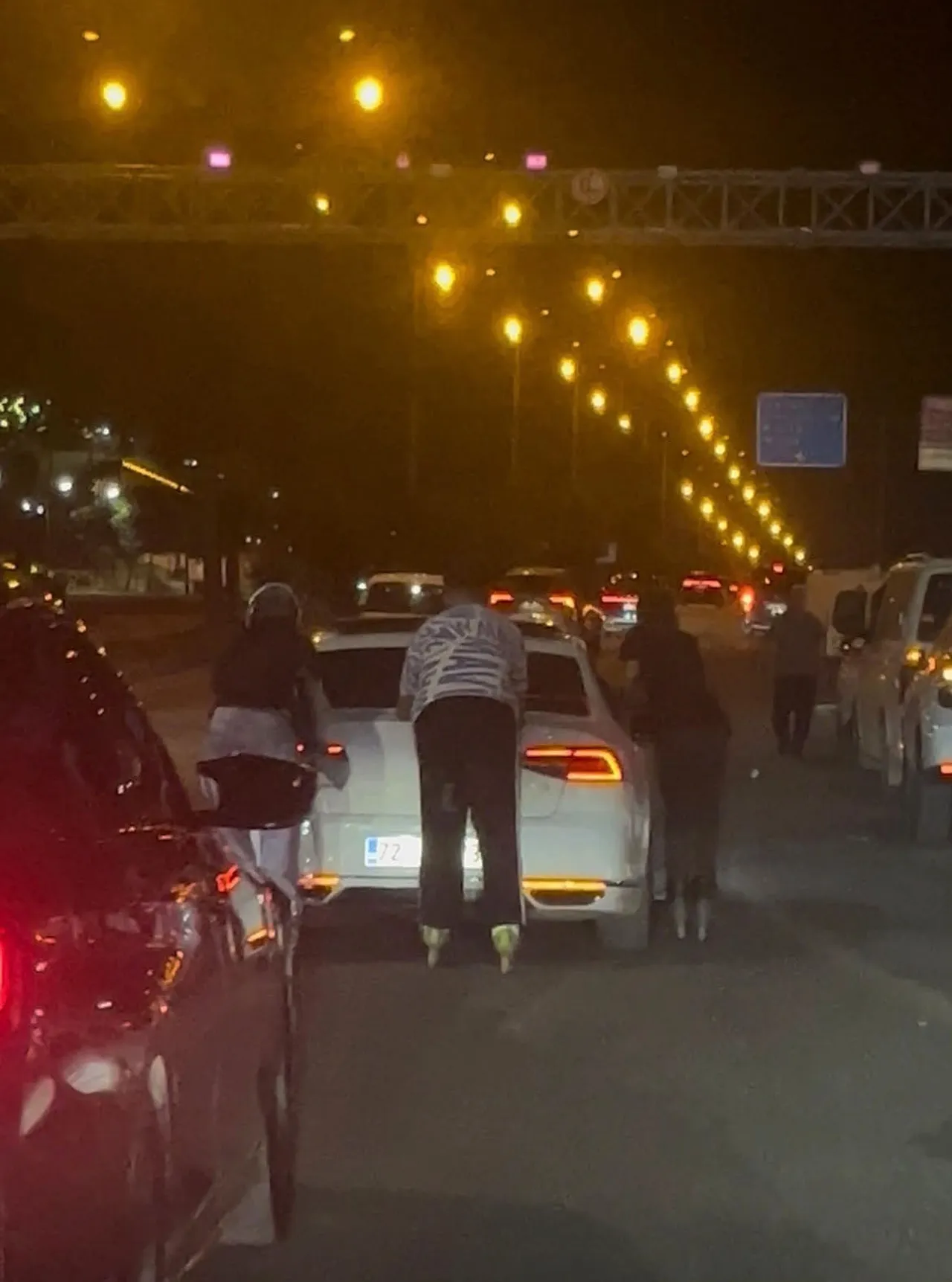 BATMAN'DA 1'İ KADIN 3 KİŞİNİN AKAN TRAFİĞE ALDIRIŞ ETMEDEN OTOMOBİLE TUTUNARAK YAPTIĞI TEHLİKELİ...