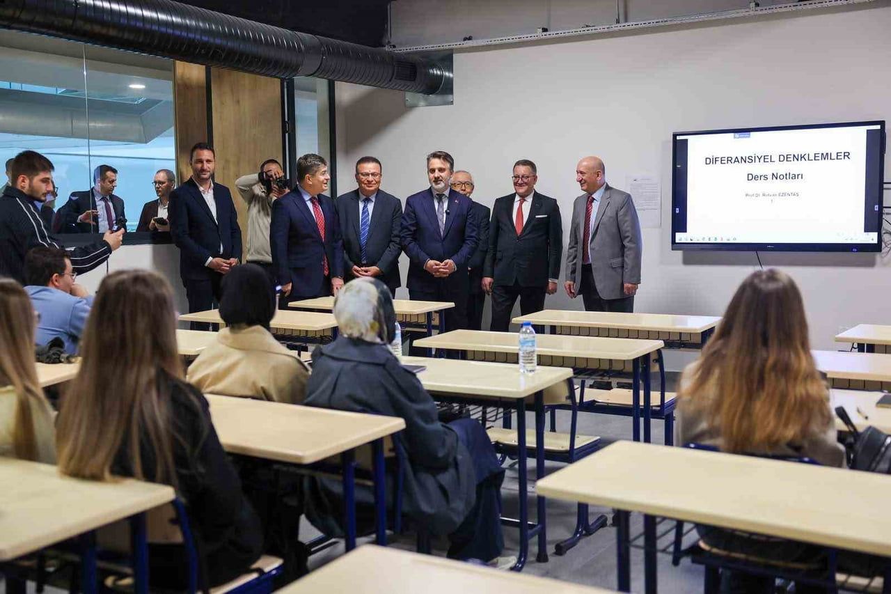 BURSA BÜYÜKŞEHİR BELEDİYE BAŞKAN VEKİLİ ŞAHİN BİBA, MUDANYA ÜNİVERSİTESİ’NDE GENÇLERE SESLENDİ:...