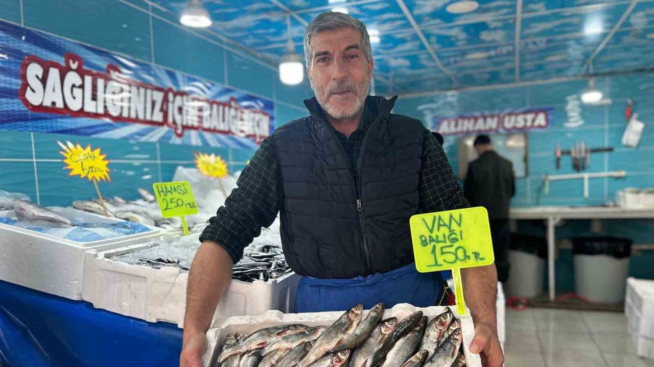 İHA MUHABİRİNE KONUŞAN BALIKÇI ESNAFI ALİHAN KIRMIZIKAYA, YAKLAŞIK 20 YILDIR BU MESLEĞİ SEVEREK...